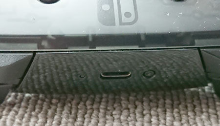 Nintendo Switch Proコントローラーの充電コネクタ