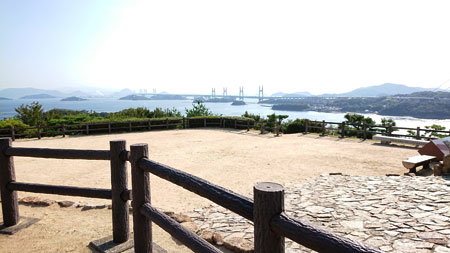 第二展望台の奥から見た瀬戸大橋